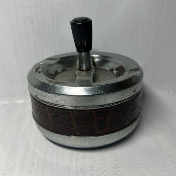 Gold Coin Metal ashtray with a snake-like pattern with a twist Made in Hong Kong - Picture 2 of 8